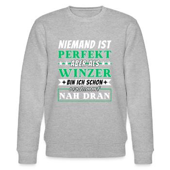 Niemand ist Perfekt - Winzer sind nah dran - Stanley/Stella Unisex Bio-Sweatshirt CHANGER  - Grau meliert - Vorne - Nik (191cm) & Marisol (170cm)