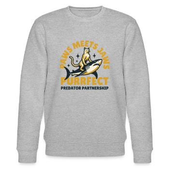 Das unerwartete Duett von Katze & Hai! - Stanley/Stella Unisex Bio-Sweatshirt CHANGER  - Grau meliert - Vorne - Nik (191cm) & Marisol (170cm)