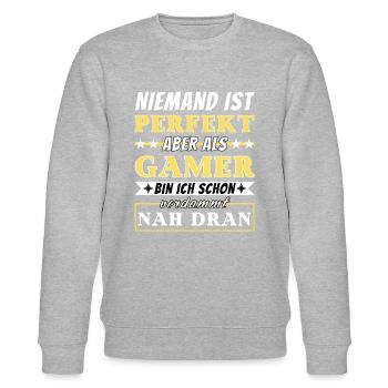 Niemand ist Perfekt - Gamer sind nah dran - Stanley/Stella Unisex Bio-Sweatshirt CHANGER  - Grau meliert - Vorne - Nik (191cm) & Marisol (170cm)