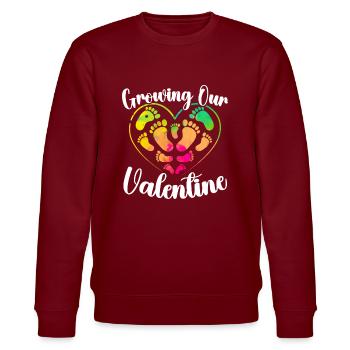 Ankündigung Schwangerschaft Valentinstag Baby - Stanley/Stella Unisex Bio-Sweatshirt CHANGER  - Burgunderrot - Vorne - Nik (191cm) & Marisol (170cm)