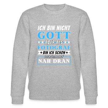 Ich bin nicht Gott aber als Fotograf nah dran - Stanley/Stella Unisex Bio-Sweatshirt CHANGER  - Grau meliert - Vorne - Nik (191cm) & Marisol (170cm)