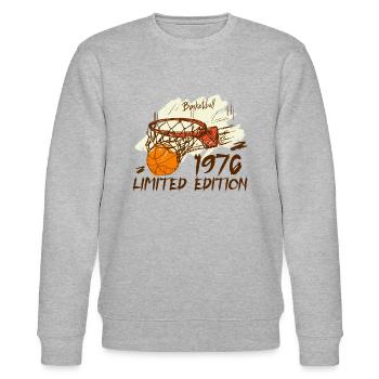 1976 Basketball Jubiläum in limitierter Auflage 1976 - Stanley/Stella Unisex Bio-Sweatshirt CHANGER  - Grau meliert - Vorne - Nik (191cm) & Marisol (170cm)