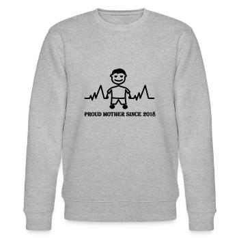 Stolzer Mutter seit 2018 eines Jungen - Stanley/Stella Unisex Bio-Sweatshirt CHANGER  - Grau meliert - Vorne - Nik (191cm) & Marisol (170cm)