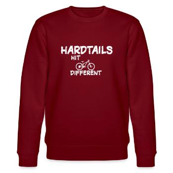 Hardtails Hit Different - Stanley/Stella Unisex Bio-Sweatshirt CHANGER  - Burgunderrot - Vorne - Nik (191cm) & Marisol (170cm)