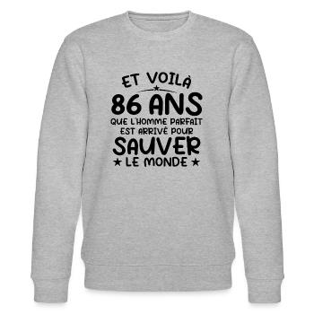 86 Jahre altes Geburtstagsgeschenk 86 Jahre Männer - Stanley/Stella Unisex Bio-Sweatshirt CHANGER  - Grau meliert - Vorne - Nik (191cm) & Marisol (170cm)