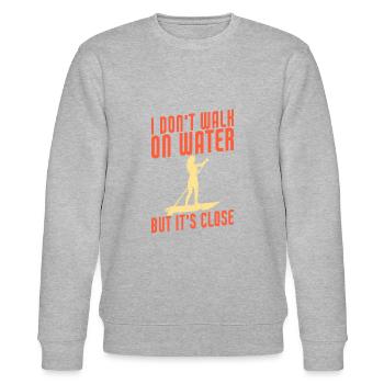 I Don't Walk On Water But It's Close Funny SUP - Stanley/Stella Unisex Bio-Sweatshirt CHANGER  - Grau meliert - Vorne - Nik (191cm) & Marisol (170cm)