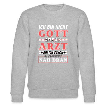 Ich bin nicht Gott aber als Arzt nah dran - Stanley/Stella Unisex Bio-Sweatshirt CHANGER  - Grau meliert - Vorne - Nik (191cm) & Marisol (170cm)