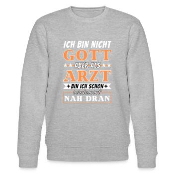 Ich bin nicht Gott aber als Arzt nah dran - Stanley/Stella Unisex Bio-Sweatshirt CHANGER  - Grau meliert - Vorne - Nik (191cm) & Marisol (170cm)