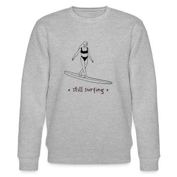 Still Surfing - Stanley/Stella Unisex Bio-Sweatshirt CHANGER  - Grau meliert - Vorne - Nik (191cm) & Marisol (170cm)