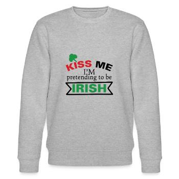 Küss mich, ich tendiere dazu, irisch zu sein - Stanley/Stella Unisex Bio-Sweatshirt CHANGER  - Grau meliert - Vorne - Nik (191cm) & Marisol (170cm)