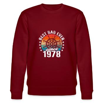 Bester Papa der Welt seit 1978 Kapitän - Stanley/Stella Unisex Bio-Sweatshirt CHANGER  - Burgunderrot - Vorne - Nik (191cm) & Marisol (170cm)