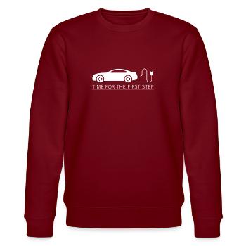 Zeit für den ersten Schritt | Elektroauto, co2 - Stanley/Stella Unisex Bio-Sweatshirt CHANGER  - Burgunderrot - Vorne - Nik (191cm) & Marisol (170cm)