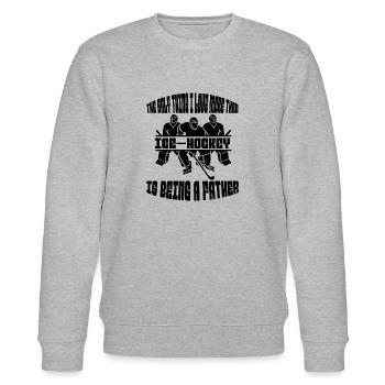 Eishockeyspieler Eishockey Hockeyfan Eishockeyteam - Stanley/Stella Unisex Bio-Sweatshirt CHANGER  - Grau meliert - Vorne - Nik (191cm) & Marisol (170cm)