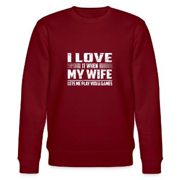 I Love it When My Wife Lets Me Play Video Games - Stanley/Stella Unisex Bio-Sweatshirt CHANGER  - Burgunderrot - Vorne - Nik (191cm) & Marisol (170cm)