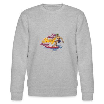 Eat Sleep Surf Repeat Cooles Geschenk für Surfer - Stanley/Stella Unisex Bio-Sweatshirt CHANGER  - Grau meliert - Vorne - Nik (191cm) & Marisol (170cm)
