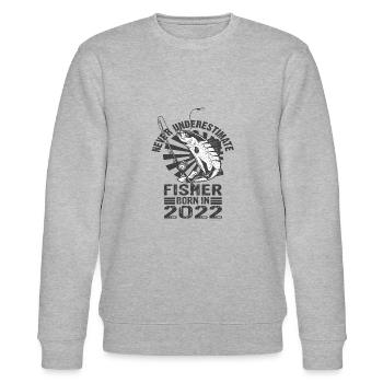 Never Underestimate Fisher Born In 2022 - Stanley/Stella Unisex Bio-Sweatshirt CHANGER  - Grau meliert - Vorne - Nik (191cm) & Marisol (170cm)