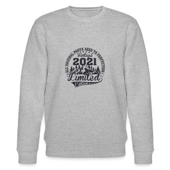 Geboren 2021 Vintage Retro Jubiläum - Stanley/Stella Unisex Bio-Sweatshirt CHANGER  - Grau meliert - Vorne - Nik (191cm) & Marisol (170cm)