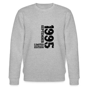 1995 September Limited Edition 28. Geburtstag Deko - Stanley/Stella Unisex Bio-Sweatshirt CHANGER  - Grau meliert - Vorne - Nik (191cm) & Marisol (170cm)