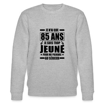 j ai que 85 ans / humour anniversaire 85 ans - Sweat bio CHANGER Stanley/Stella Unisexe - gris chiné - Devant - Nik (191cm) & Marisol (170cm)