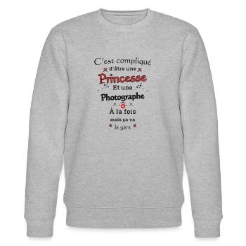 Prinzessin Fotografin - Stanley/Stella Unisex Bio-Sweatshirt CHANGER  - Grau meliert - Vorne - Nik (191cm) & Marisol (170cm)