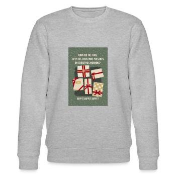 Weihnachtlicher Witz mit Frosch und Geschenken - Stanley/Stella Unisex Bio-Sweatshirt CHANGER  - Grau meliert - Vorne - Nik (191cm) & Marisol (170cm)