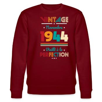 80. Jahrestag - Jahrgang - November 1944 - Stanley/Stella Unisex Bio-Sweatshirt CHANGER  - Burgunderrot - Vorne - Nik (191cm) & Marisol (170cm)