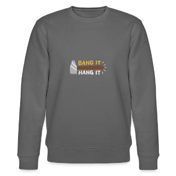 Knallen und Aufhängen - Stanley/Stella Unisex Bio-Sweatshirt CHANGER  - Burgunderrot - Vorne - Nik (191cm) & Marisol (170cm)