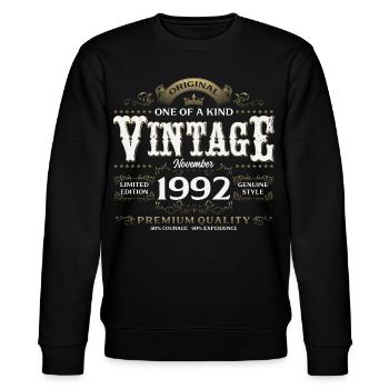 33. Geburtstag Vintage November Jahrgang 1992 - Stanley/Stella Unisex Bio-Sweatshirt CHANGER  - Schwarz - Vorne - Nik (191cm) & Marisol (170cm)