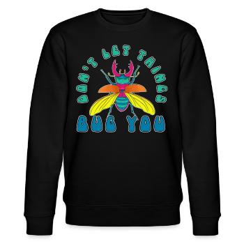 Don't let things bug you - Stanley/Stella CHANGER Unisex Organic Sweatshirt - black - Front - Nik (191cm) & Marisol (170cm)