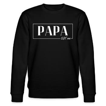 PAPA EST 2025 : Vater 2025 - Das Daddy Vatertag - Stanley/Stella Unisex Bio-Sweatshirt CHANGER  - Schwarz - Vorne - Nik (191cm) & Marisol (170cm)