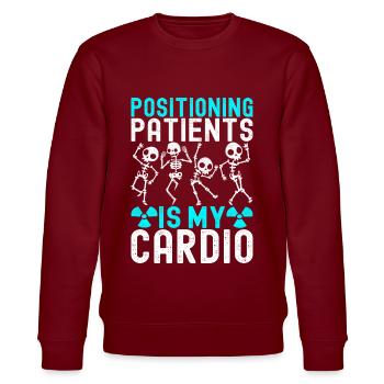Radiologie Radiologe - Stanley/Stella Unisex Bio-Sweatshirt CHANGER  - Burgunderrot - Vorne - Nik (191cm) & Marisol (170cm)