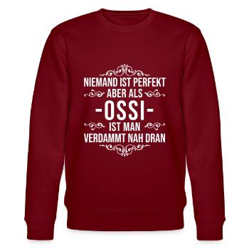 Ossi Spruch Ostdeutschland Ostdeutscher - Stanley/Stella Unisex Bio-Sweatshirt CHANGER  - Burgunderrot - Vorne - Nik (191cm) & Marisol (170cm)