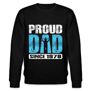 Proud Dad Since 1978 - Stanley/Stella Unisex Bio-Sweatshirt CHANGER  - Schwarz - Vorne - Nik (191cm) & Marisol (170cm)