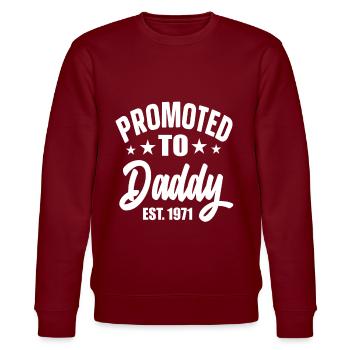 Promoted To Daddy Est 1971 - Stanley/Stella Unisex Bio-Sweatshirt CHANGER  - Burgunderrot - Vorne - Nik (191cm) & Marisol (170cm)