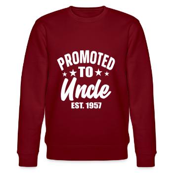 Promoted To Uncle est 1957 - Stanley/Stella Unisex Bio-Sweatshirt CHANGER  - Burgunderrot - Vorne - Nik (191cm) & Marisol (170cm)