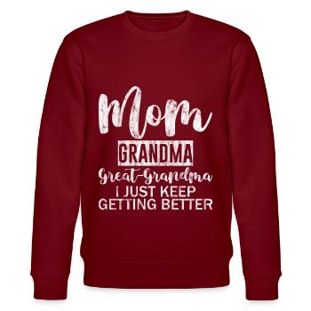 Mom Grandma Great-Grandma, Keep Getting Better 3 - Stanley/Stella Unisex Bio-Sweatshirt CHANGER  - Burgunderrot - Vorne - Nik (191cm) & Marisol (170cm)