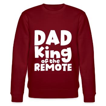Dad King Of The Remote - Stanley/Stella Unisex Bio-Sweatshirt CHANGER  - Burgunderrot - Vorne - Nik (191cm) & Marisol (170cm)