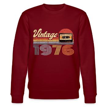 Vintage 1976 Kassette Mixtape - 45. Geburtstag - Stanley/Stella Unisex Bio-Sweatshirt CHANGER  - Burgunderrot - Vorne - Nik (191cm) & Marisol (170cm)