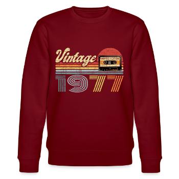 Vintage 1977 Kassette Mixtape - 44. Geburtstag - Stanley/Stella Unisex Bio-Sweatshirt CHANGER  - Burgunderrot - Vorne - Nik (191cm) & Marisol (170cm)