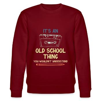 Oldschool old school 90s Geschenkidee nineties - Stanley/Stella Unisex Bio-Sweatshirt CHANGER  - Burgunderrot - Vorne - Nik (191cm) & Marisol (170cm)
