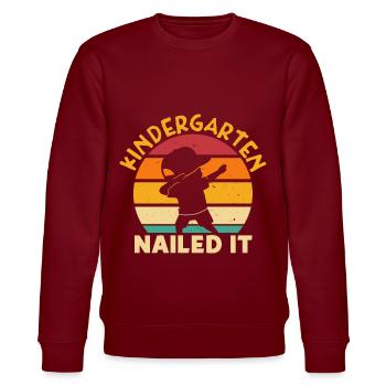 Kindergarten Nailed It - Stanley/Stella Unisex Bio-Sweatshirt CHANGER  - Burgunderrot - Vorne - Nik (191cm) & Marisol (170cm)