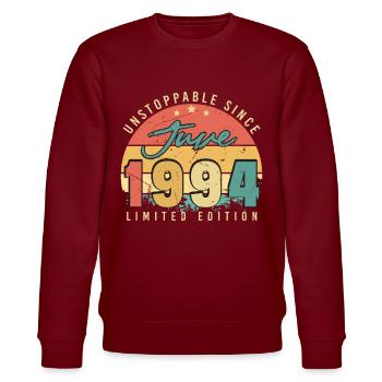 Juni 1994 Geschenkidee - Stanley/Stella Unisex Bio-Sweatshirt CHANGER  - Burgunderrot - Vorne - Nik (191cm) & Marisol (170cm)