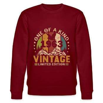 Retro Vintage 1963 Geburtstagsgeschenk 1963 - Stanley/Stella Unisex Bio-Sweatshirt CHANGER  - Burgunderrot - Vorne - Nik (191cm) & Marisol (170cm)
