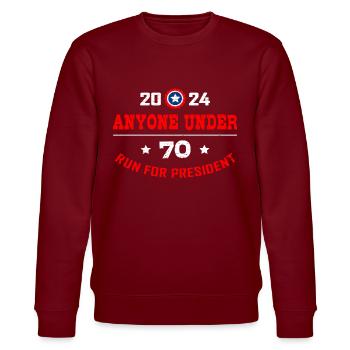 Jeder unter 70 für den Präsidenten 2024 - Stanley/Stella Unisex Bio-Sweatshirt CHANGER  - Burgunderrot - Vorne - Nik (191cm) & Marisol (170cm)