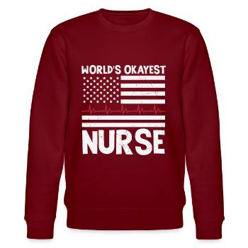 Die okayste Krankenschwester der Welt - Stanley/Stella Unisex Bio-Sweatshirt CHANGER  - Burgunderrot - Vorne - Nik (191cm) & Marisol (170cm)