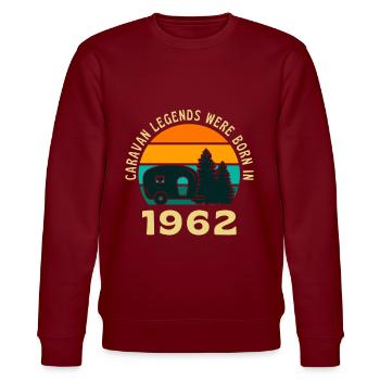 Campinglegenden Geboren 1962 Caravan - Stanley/Stella Unisex Bio-Sweatshirt CHANGER  - Burgunderrot - Vorne - Nik (191cm) & Marisol (170cm)