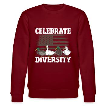 Enten Vielfalt Wasservogel - Stanley/Stella Unisex Bio-Sweatshirt CHANGER  - Burgunderrot - Vorne - Nik (191cm) & Marisol (170cm)