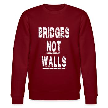 Bridges not Walls Demonstration Demo - Stanley/Stella Unisex Bio-Sweatshirt CHANGER  - Burgunderrot - Vorne - Nik (191cm) & Marisol (170cm)