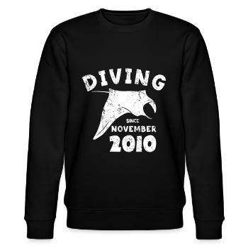 Diver Birthday - Diving since November 2010 - Stanley/Stella CHANGER Unisex Organic Sweatshirt - black - Front - Nik (191cm) & Marisol (170cm)