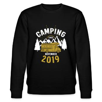 Geburtstag: Camping seit November 2019 Wohnmobil - Stanley/Stella Unisex Bio-Sweatshirt CHANGER  - Schwarz - Vorne - Nik (191cm) & Marisol (170cm)